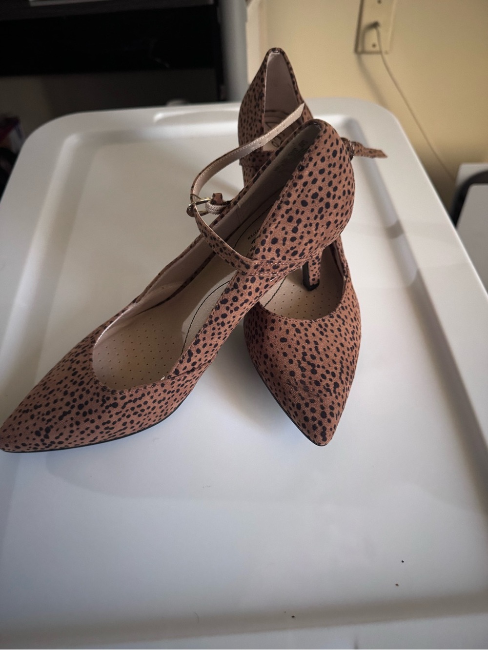 Life Stride Tan and Black Cheetah-Print Mary Jane Pointed Pumps size 9.5 - Picture 2 of 4